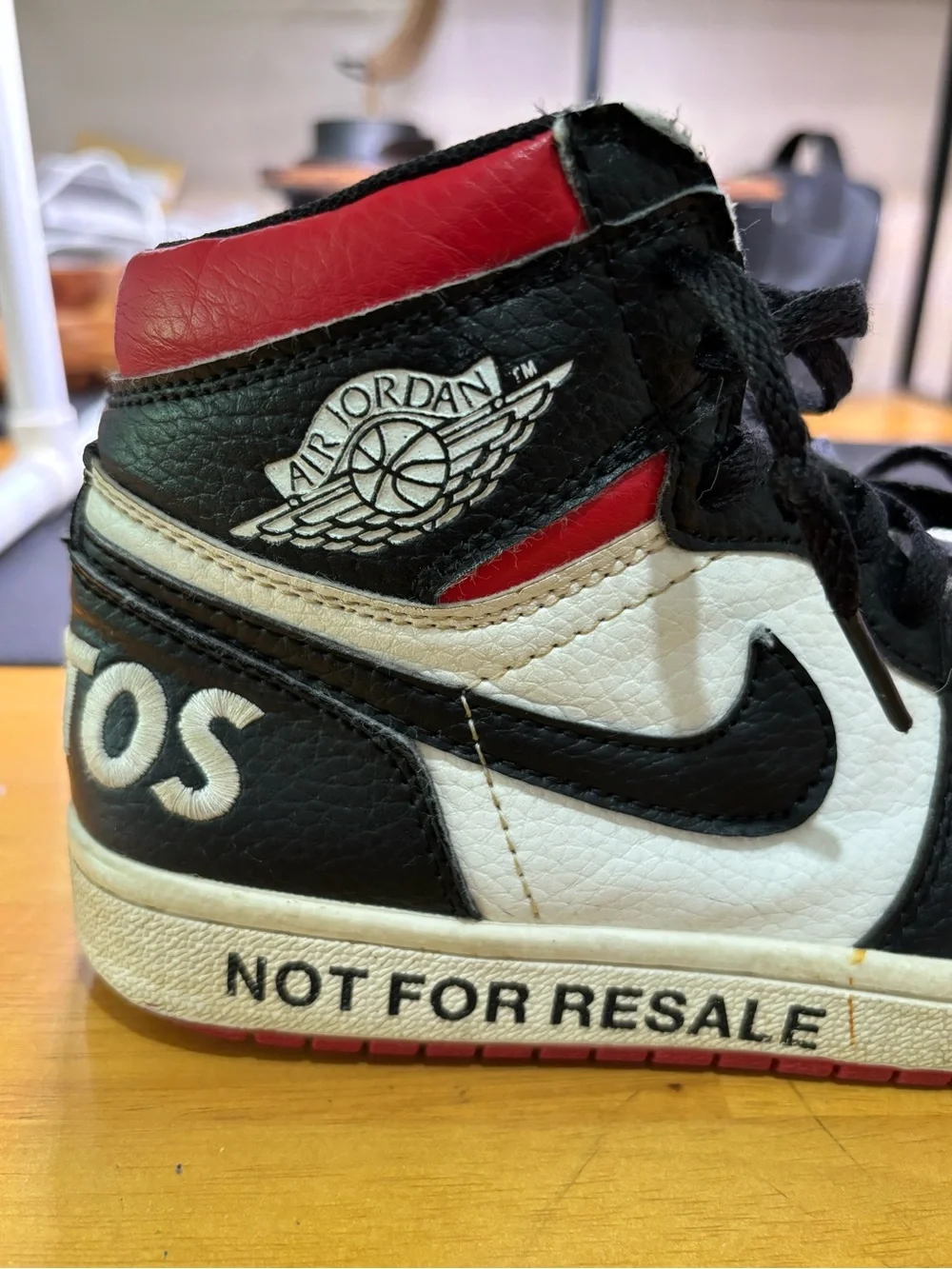 NIKE AIR JORDAN 1 YOUTH SNEAKERS.